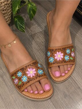 Authentic Mexican Leather Sandals with Embroidered Floral Design Size 8 Wide